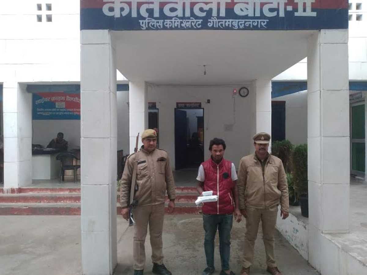 कार का शीशा तोड़कर चोरी करने वाले को सामान के साथ दबोचा